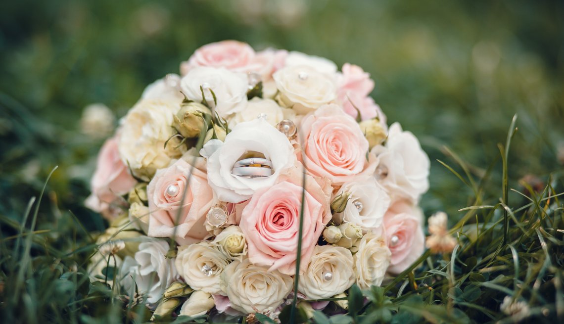 Runder Brautstrauß in rosé und weiß
