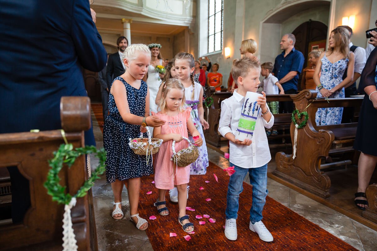 Hochzeitskerze und Blumenkinder