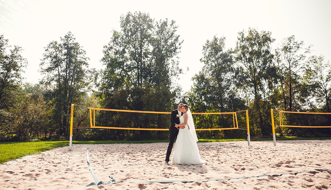 Brautpaarbilder auf dem Volleyballfeld